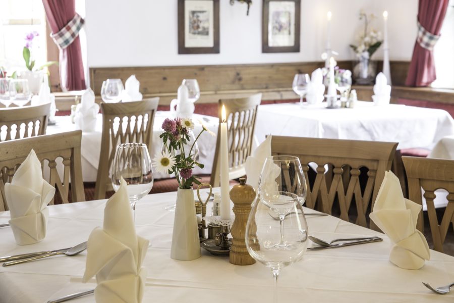 Gedeckter Tisch mit Salz und Pfeffer Restaurant Hotel Rauris Andrelwirt