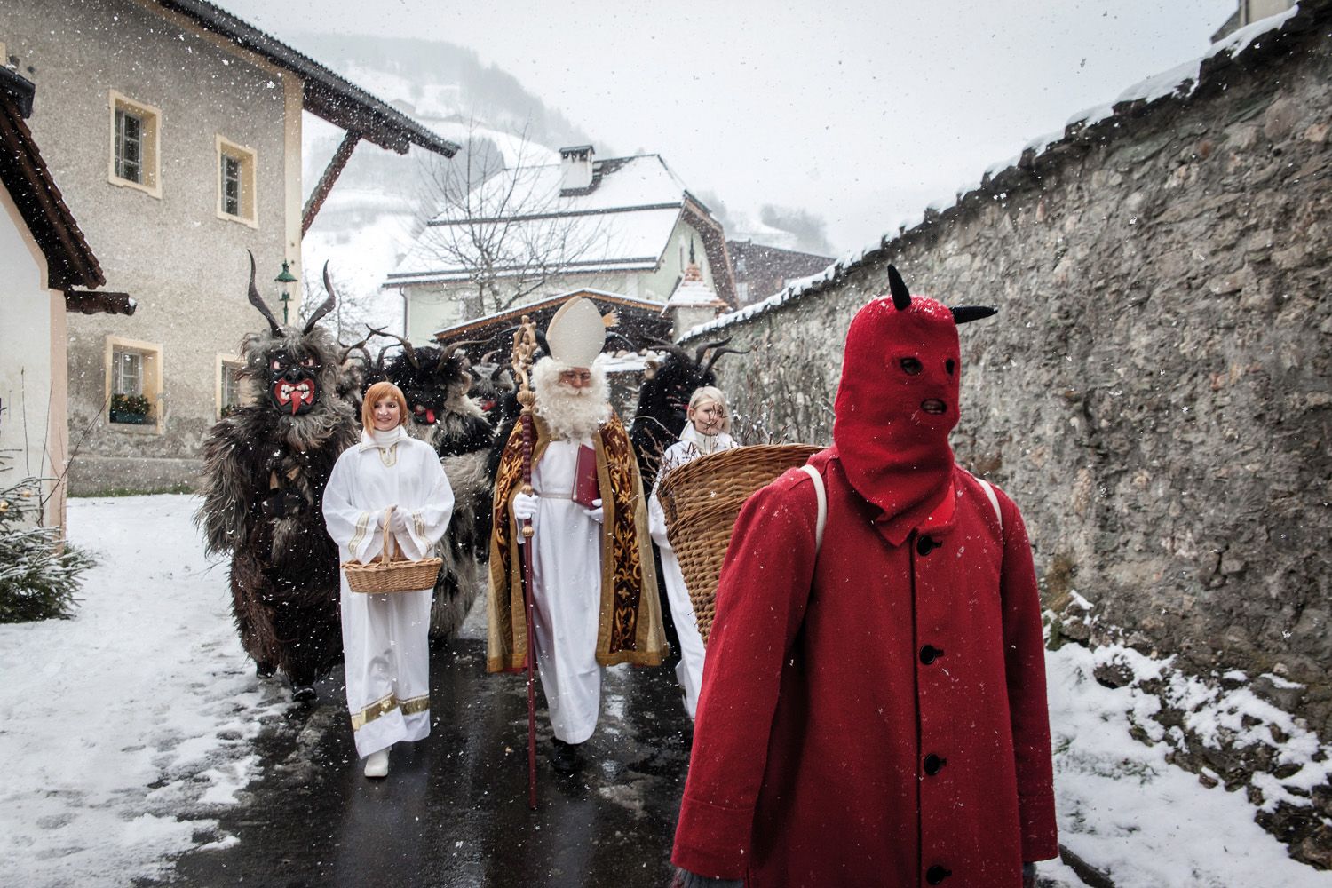 Nikolaus mit Engerl und Vorteufel.