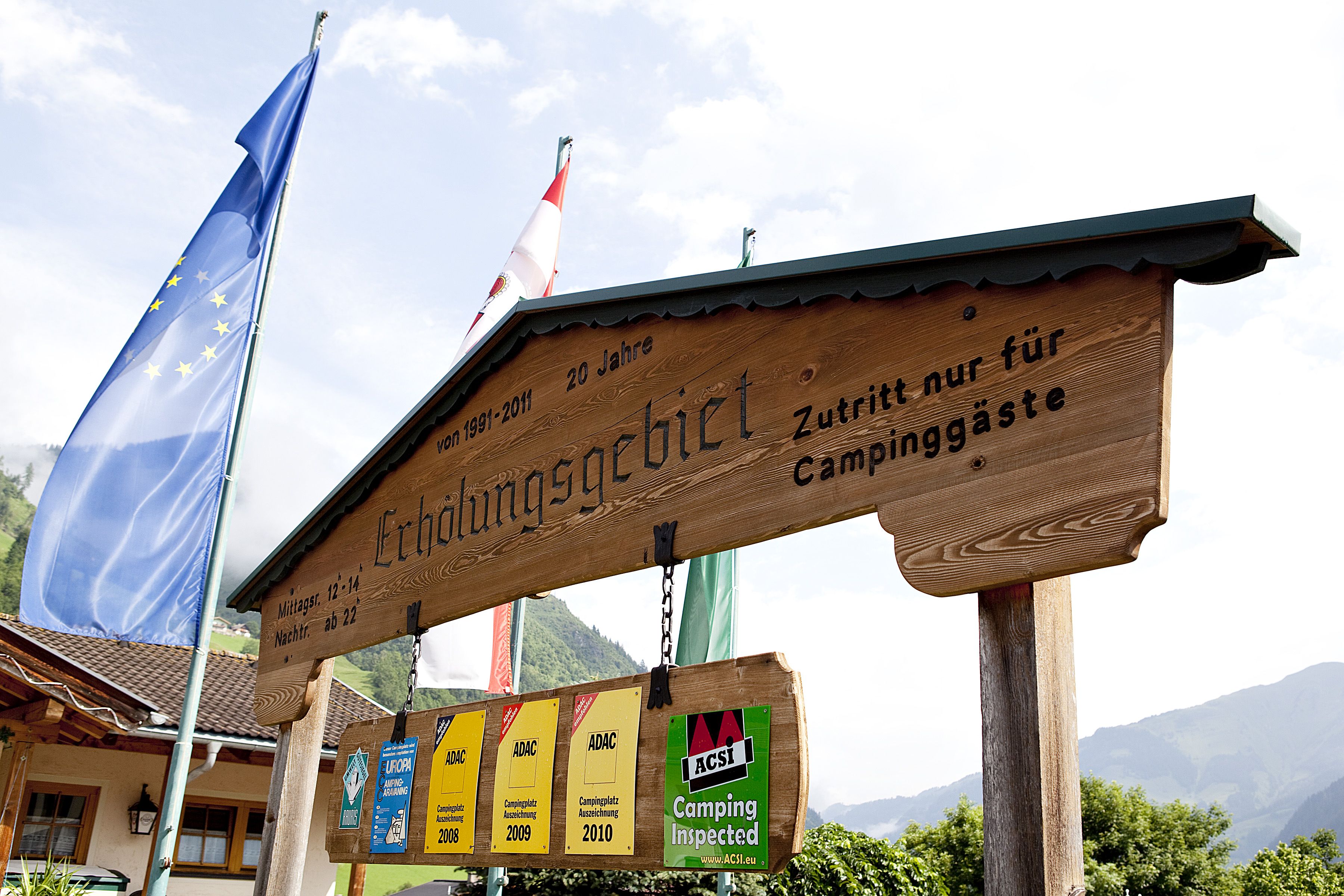Schild mit der Aufschrift Erholungsgebiet im Nationalpark Hohe Tauern.
